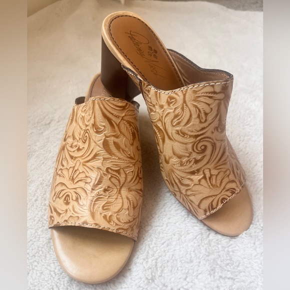 Patricia Nash Elegant Tan Embossed Leather Mules Women Size 8 - Picture 1 of 9